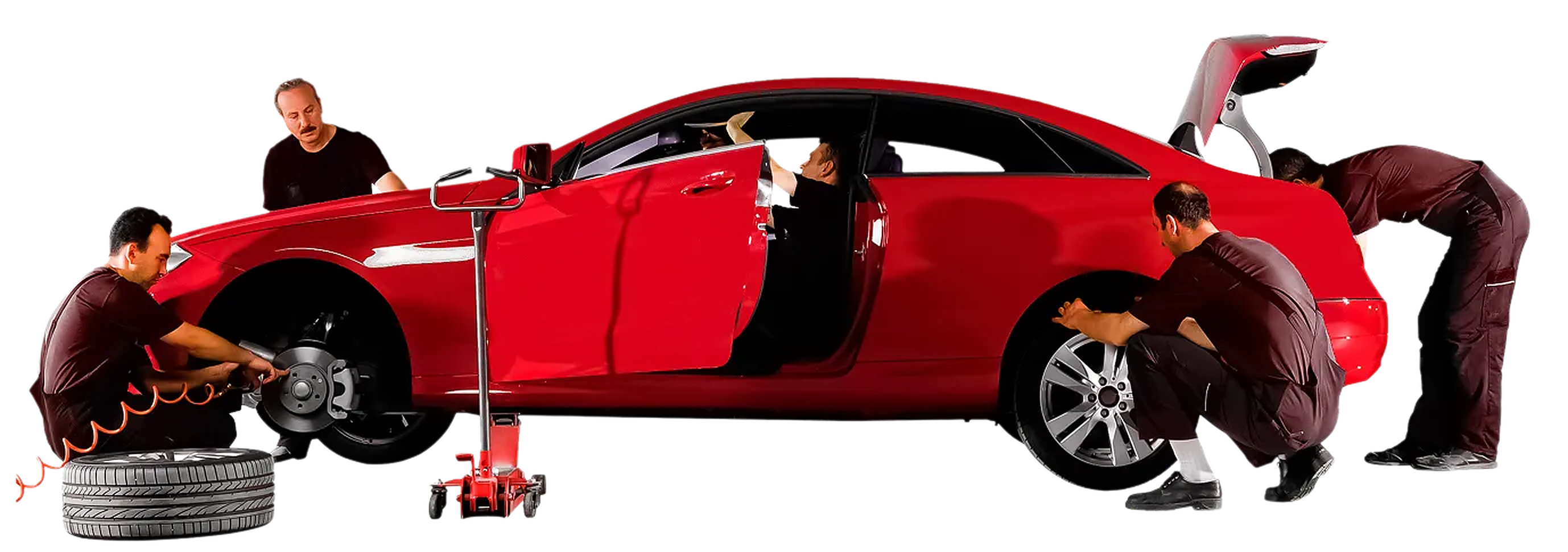 Mecánicos del taller Dautos Car en Marbella reparando un coche: frenos, neumáticos y revisión