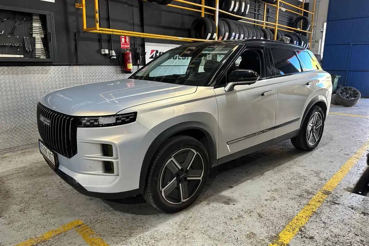 Detalle de un neumático nuevo montado en un vehículo dentro del taller Dautos Car en Marbella