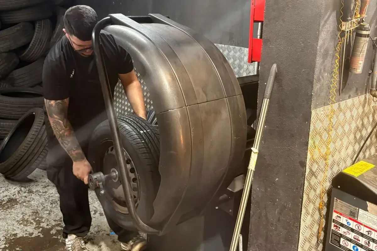 Mecánico equilibrando una rueda en la máquina del taller Dautos Car de Marbella