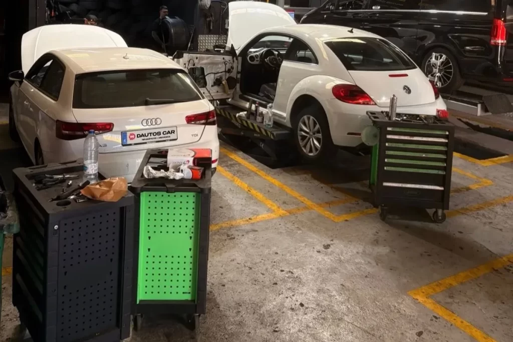 Coches en revisión en el taller mecánico Dautos Car de Marbella